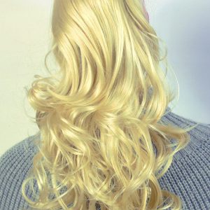 Treska Hill dopinka długa włosy jasny blond