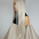 Peruka lace front chłodny blond z efektem odrostu