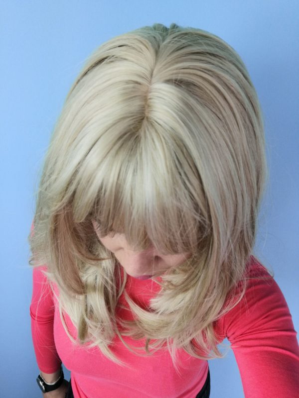 Peruka ADALYN jasny blond cieniowana naturalnie gęsta