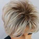 Peruka IRENE krótka macadamia blond uniesione włosy