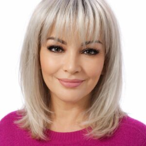 Peruka long  bob z grzywką Brigitte  w kolorze platynowego blondu z odrostem-35cm